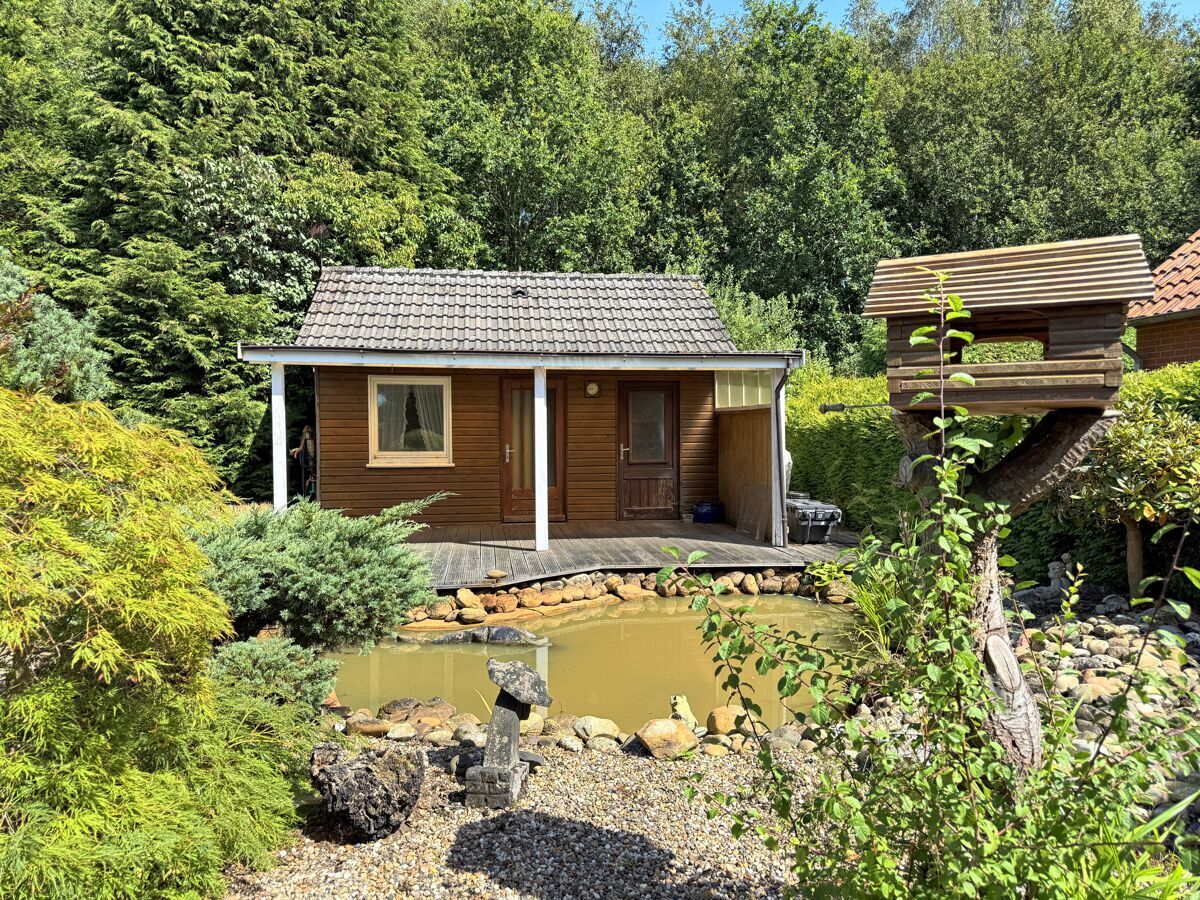 Teich mit Blockhaus