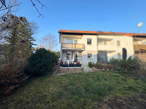 Großer, sonniger Garten