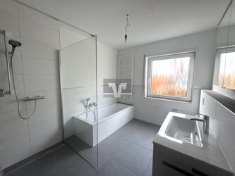 Modernes Tageslichtbadezimmer 