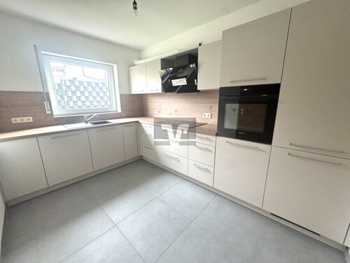 Hochwertiger Küchenbereich mit Einbauküche