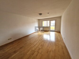 Großzügiges Wohn-/ Esszimmer mit Zugang zum Balkon