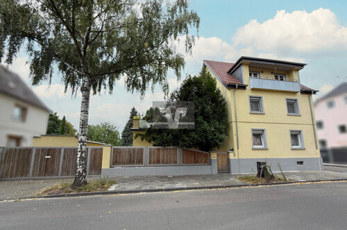 Frontansicht mit seitlicher Einfahrt