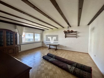Großzügiges Wohnzimmer mit charaktervollen Sichtbalken