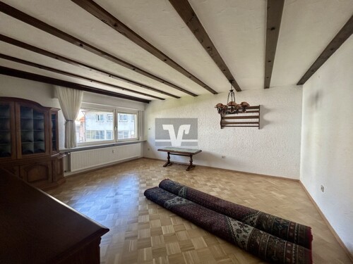 Großzügiges Wohnzimmer mit charaktervollen Sichtbalken