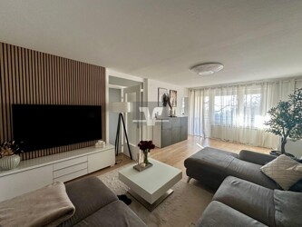Großzügiges, helles Wohnzimmer mit Zugang zur Loggia (Balkon) - Westausrichtung