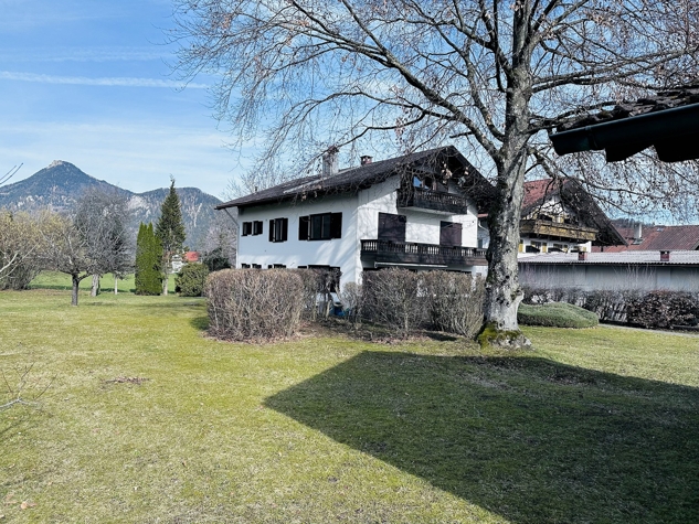 Attraktives Baugrundstück mit Altbestand in Ortsrandlage mit Ausblick!
