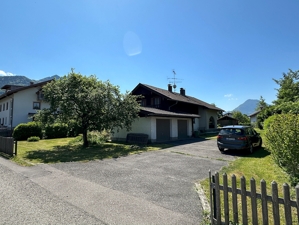 Blick zum Grundstück der Doppelhaushäften (derzeit mit Altbestand)