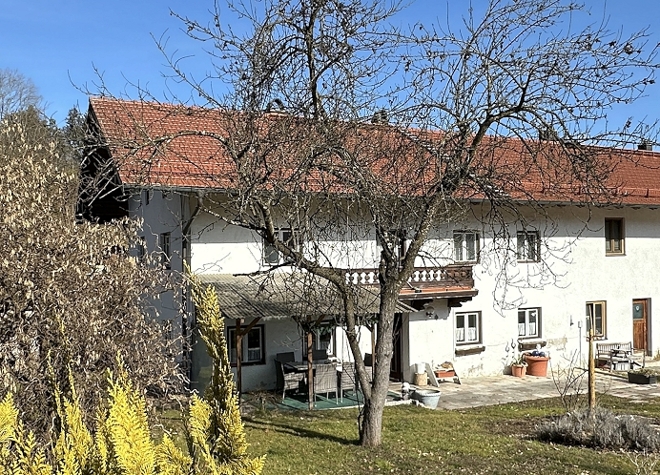 Große Doppelhaushälfte mit viel Grund aber auch Sanierungsaufwand