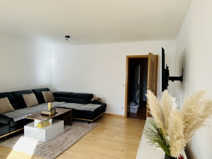 Wohnzimmer mit Balkonzugang