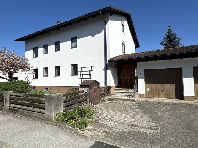 3-Zimmer-Wohnung mit Balkon, Gartenanteil und Garage in ruhiger Lage