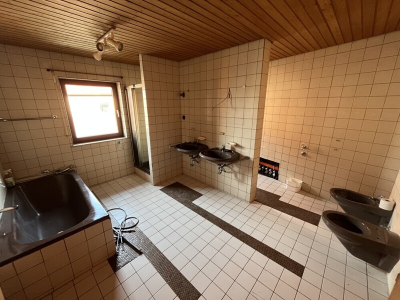 OG Badezimmer (linkes Gebäude)