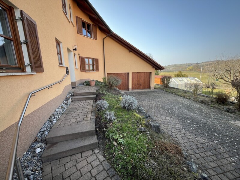 Eingangsbereich/Garagen