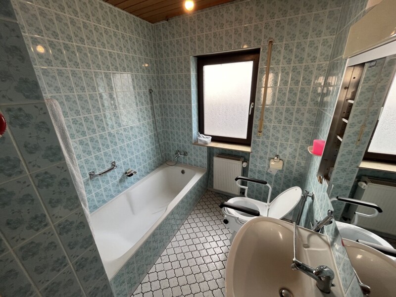 EG Bad mit Wanne
