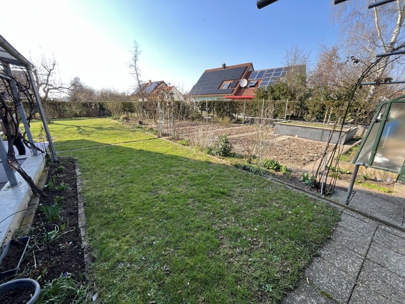 Grünfläche und Nutzgarten