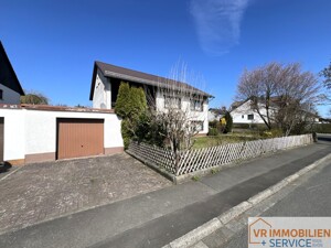 Straßenansicht mit Garage