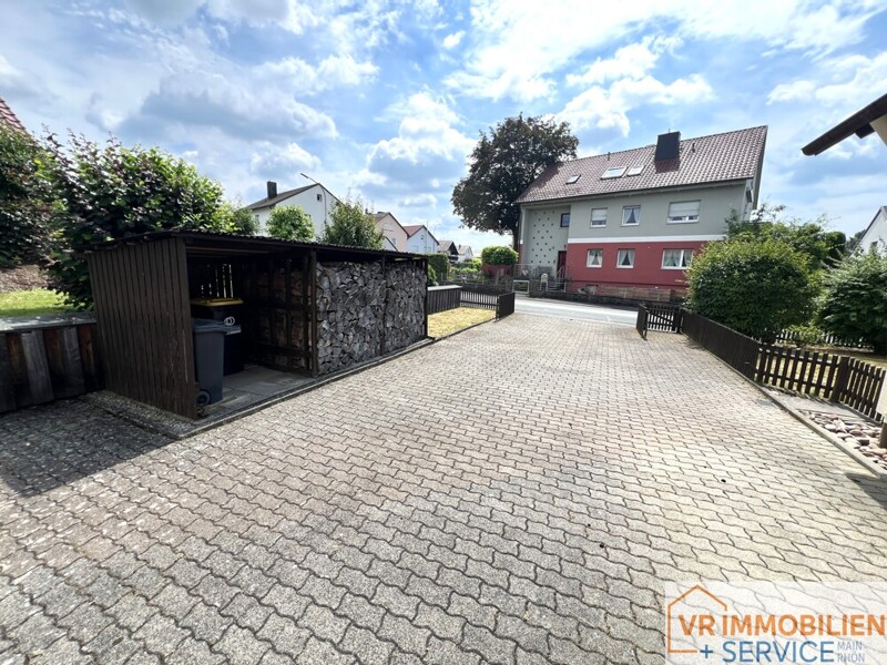 Einfahrt und Holzlager