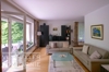 Wohnzimmer mit großer Fensterfront
