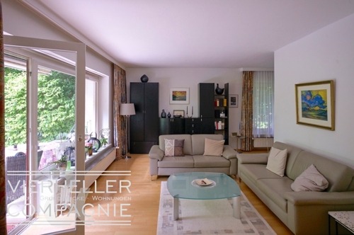 Wohnzimmer mit großer Fensterfront