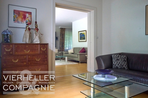 Blick vom Arbeitszimmer ins Wohnzimmer