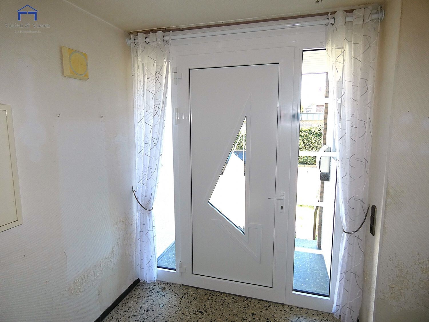 Diele mit neuer Haustüre