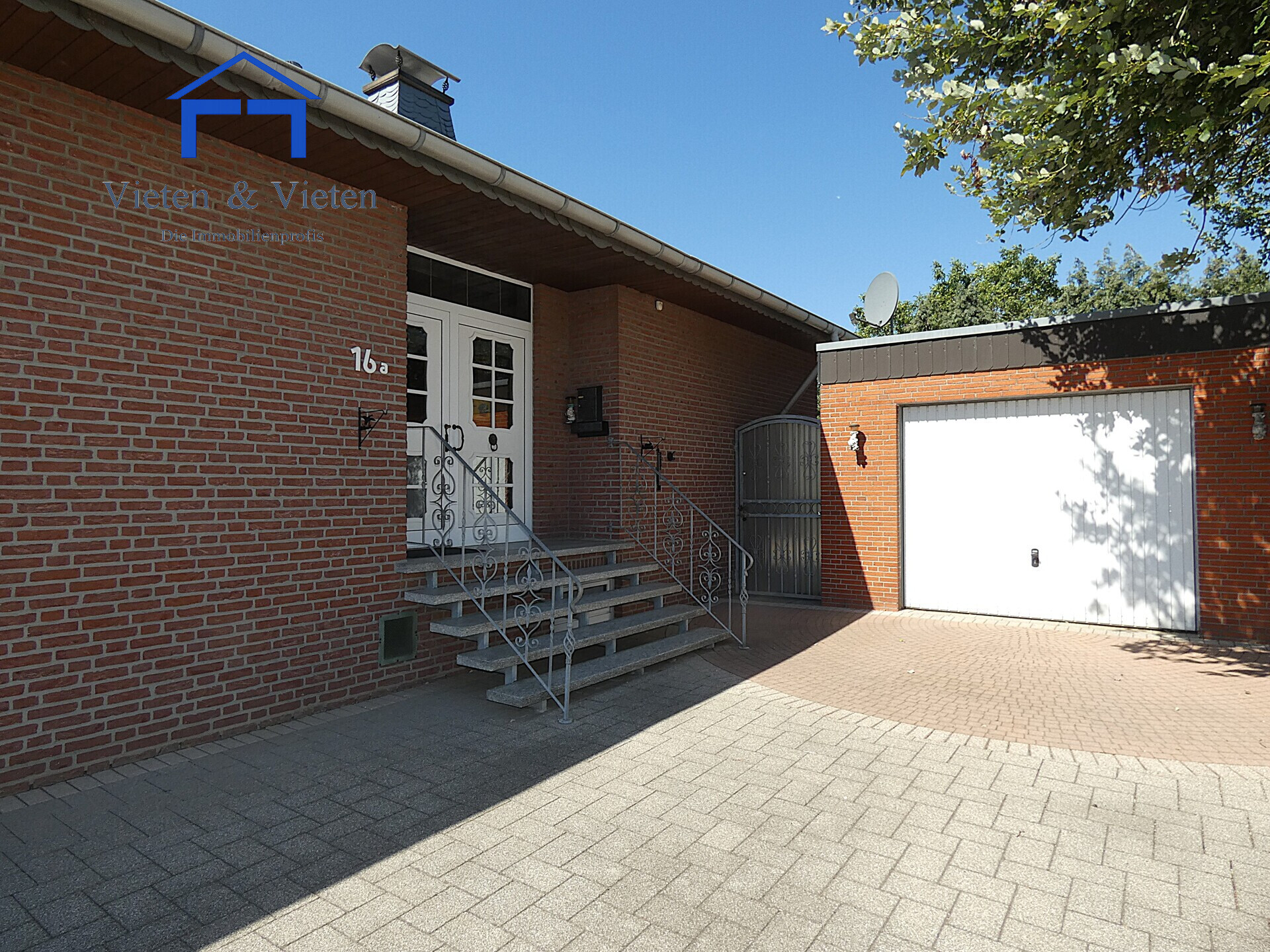 Eingang mit Garage