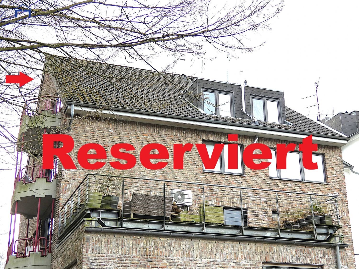 Aachen-Laurensberg! Renovierte Dachgeschosswohnung mit Stellplatz und Balkon.
