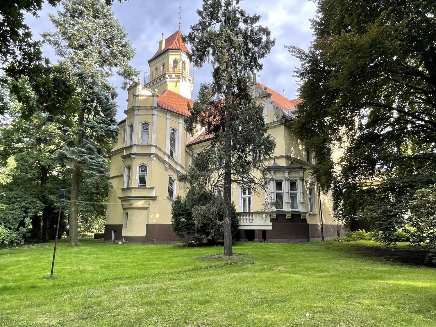 Ideal als Seniorenresidenz! Historische Schlossanlage mit Gutshof sucht Schlossherr und Investor!