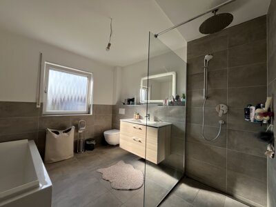 TGL-Bad mit bodengleicher Glasdusche