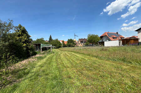 zugehöriges-großes-Grundstück