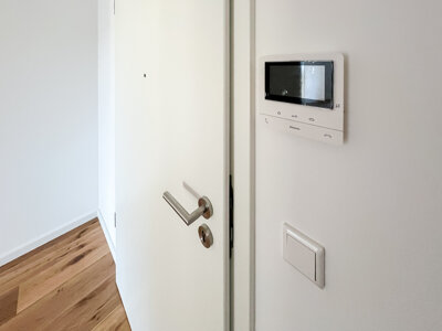 mit Türspion und Videosprechanlage