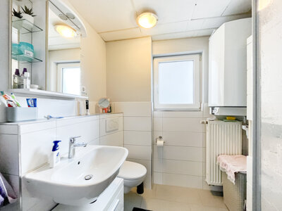 B35A_Vorderes Haus: Wohnung 1.OG_Bad