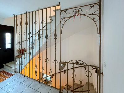 großzügiges und helles Treppenhaus