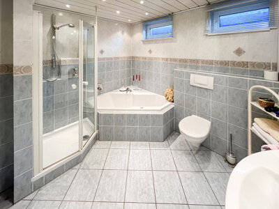 modernes Duschbad (UG)