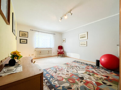 großzügiges Schlafzimmer - Erdgeschoss