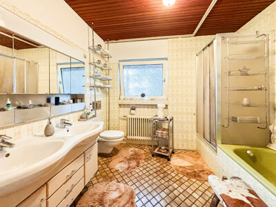 Badezimmer: Tageslichtbad mit Badewanne und Dusche, solide Basis mit Modernisierungspotenzial