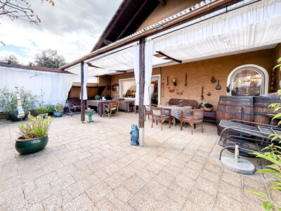 Dachterrasse: Großzügige Dachterrasse mit viel Platz für Entspannung mit der Familie