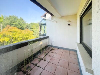 überdachter Westbalkon im 1.OG