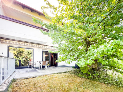 teilüberdachte Terrasse