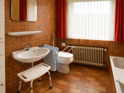 TGL-Bad mit Badewanne und Dusche