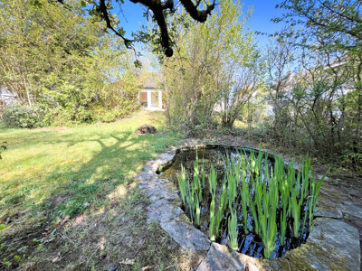 mit idyllischem Naturteich
