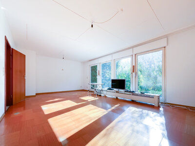 großzügiger Wohnbereich mit Terrassenzugang