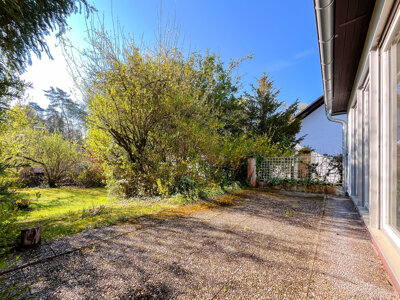 traumhafte Terrasse mit Gartenzugang