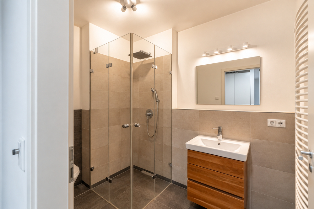 Mit Rheinblick: Hochwertige 2 Zimmer-Wohnung, Wellness im Haus - Photo 5