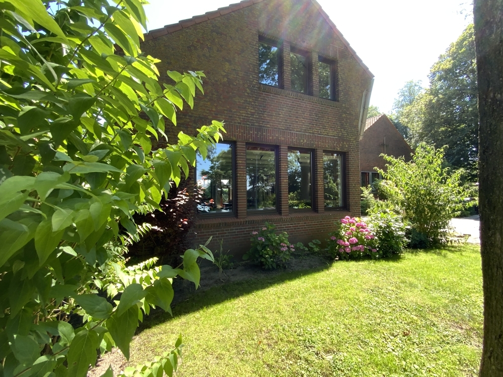 Straßenansicht Gemeindehaus Westen