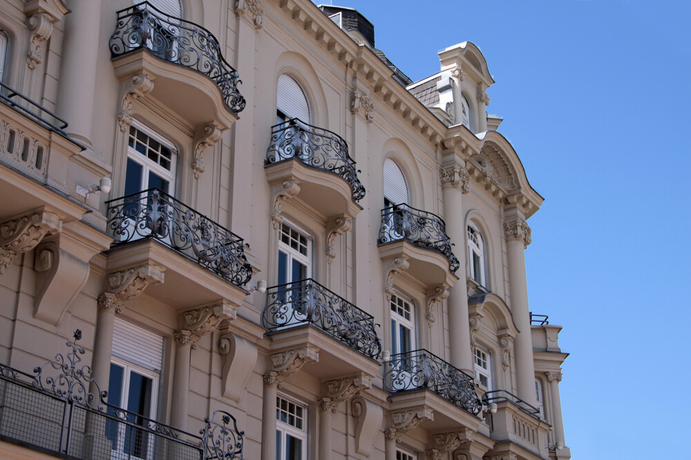 Fassade mit Sicht auf den Balkon