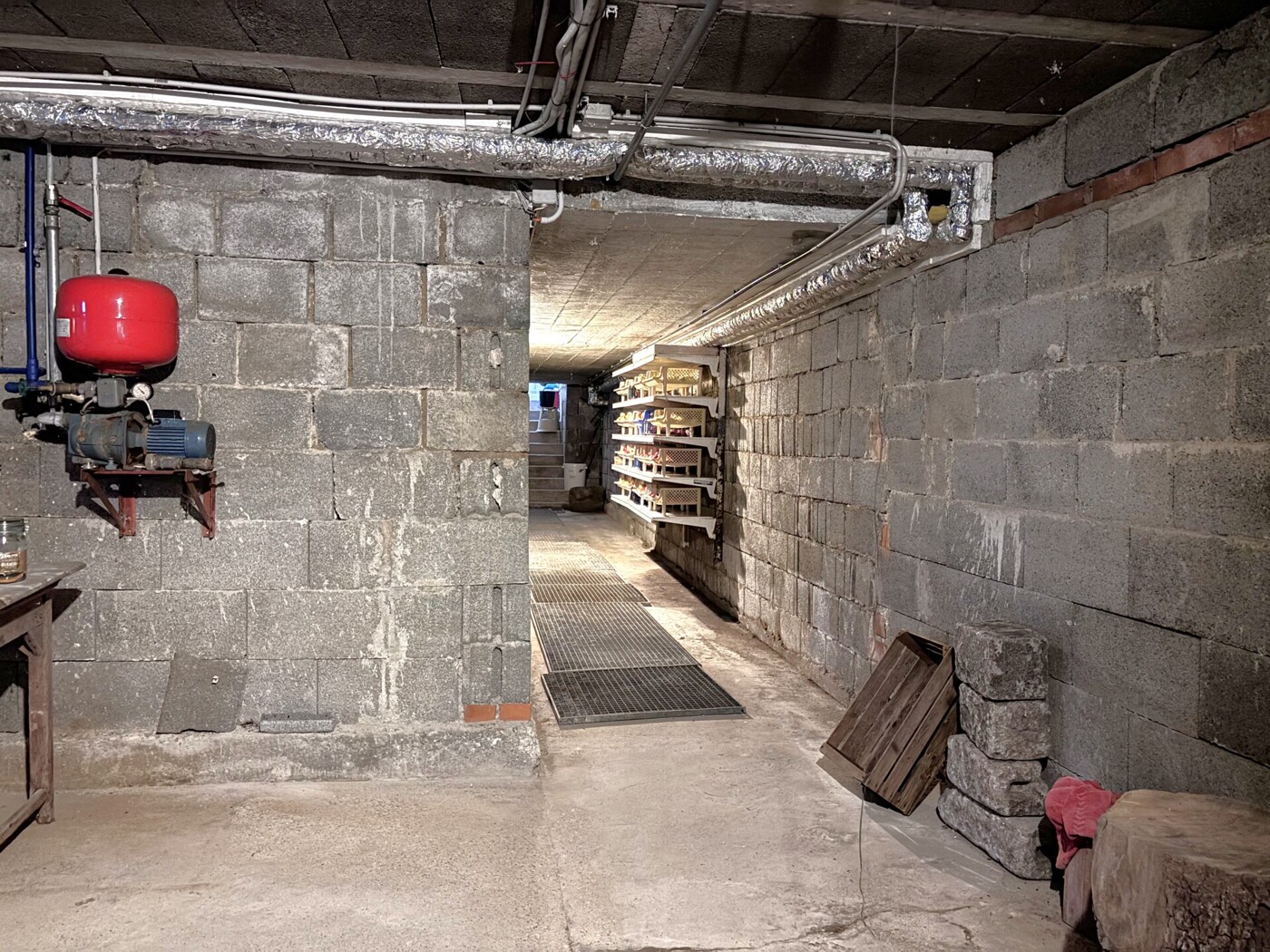 Keller mit Unterführung