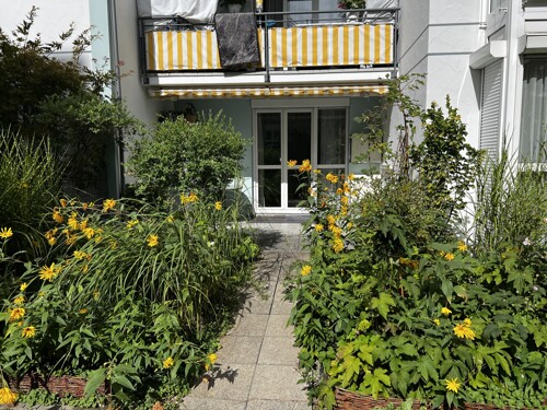 Terrasse und Gartenanteil