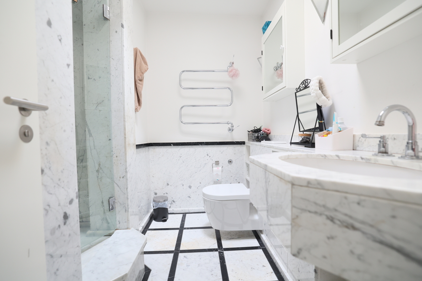 Elgeantes Duschbad mit Oberlicht