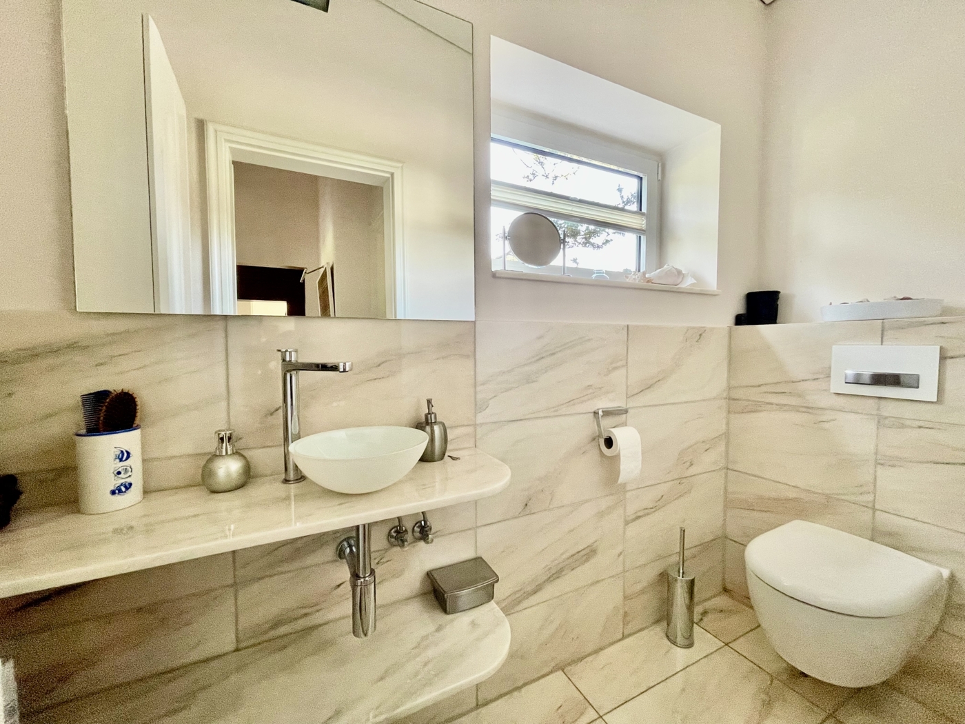 Elegantes WC im modernen Design