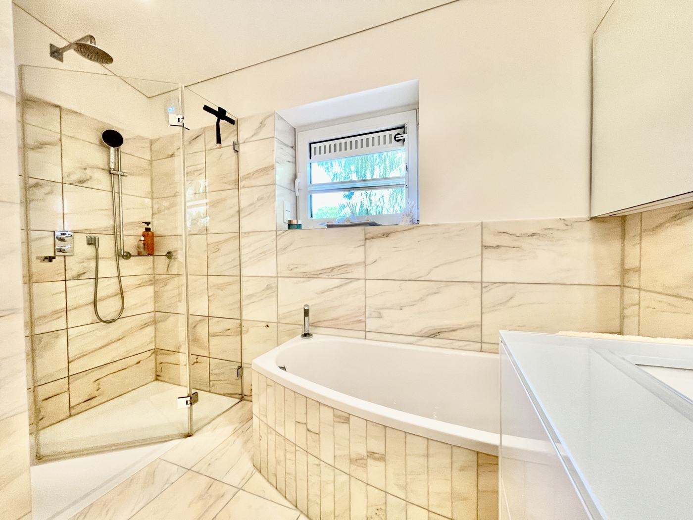 Wellnessbad mit hochwertiger Ausstattung